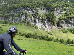 057-egon-hess-vor-wasserfaellen-im-gaentel