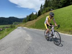 075-jimmy-lendenmann-beim-aufstieg-zum-hilferepass